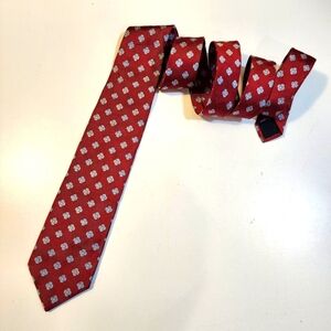 346 Brooks Brothers Stylish Red Tie with White Floral Pattern